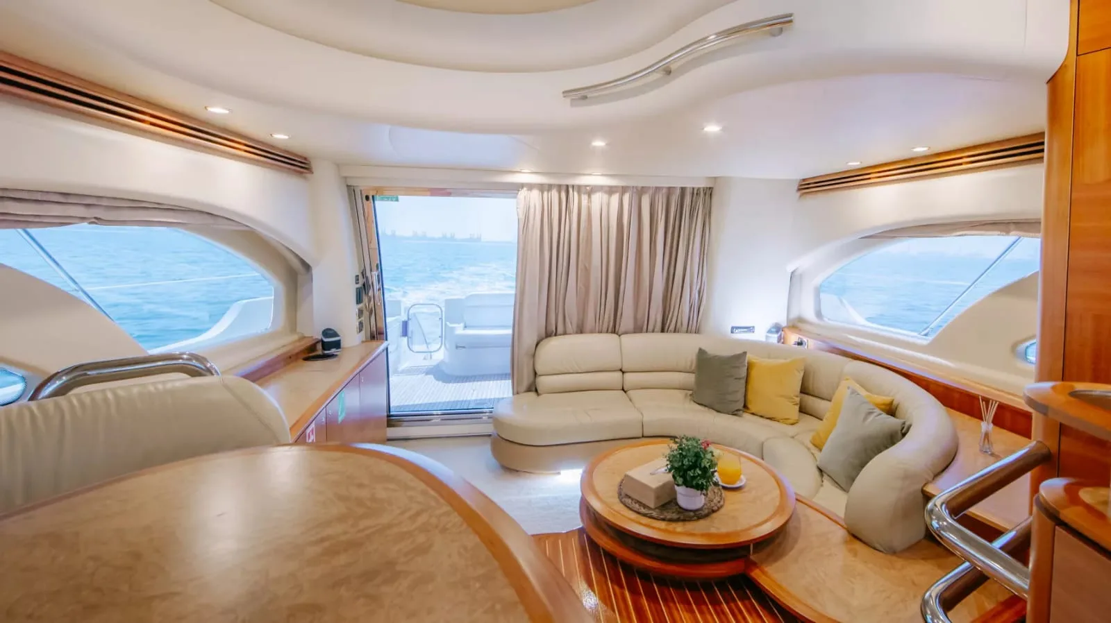 Velvet Dusk 55 – rent a yacht in Abu Dhabi (3)