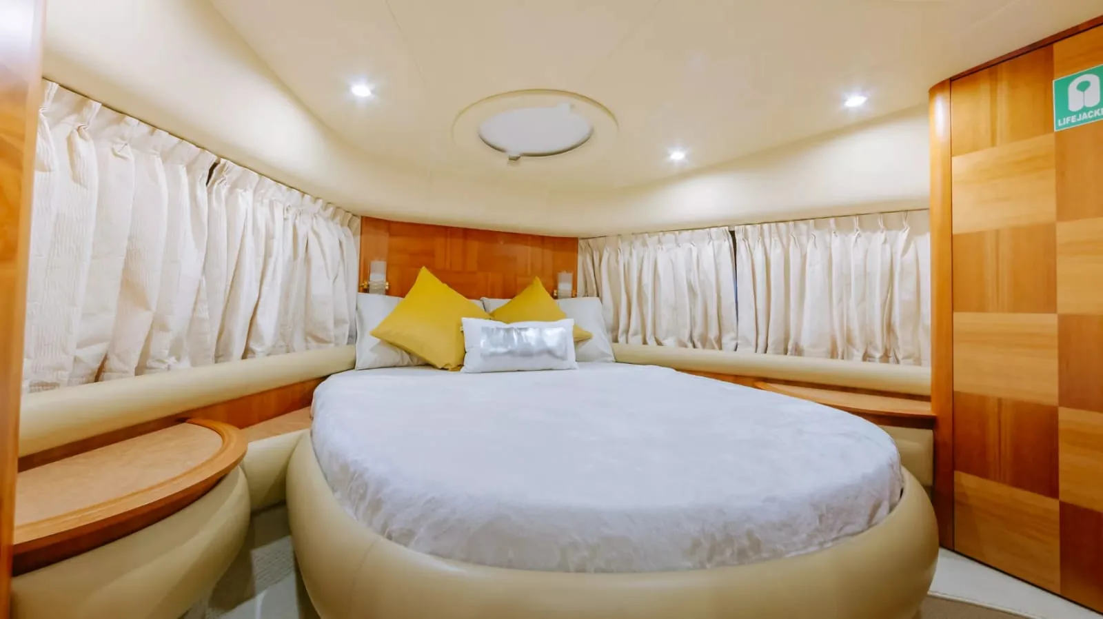 Velvet Dusk 55 – rent a yacht in Abu Dhabi (5)